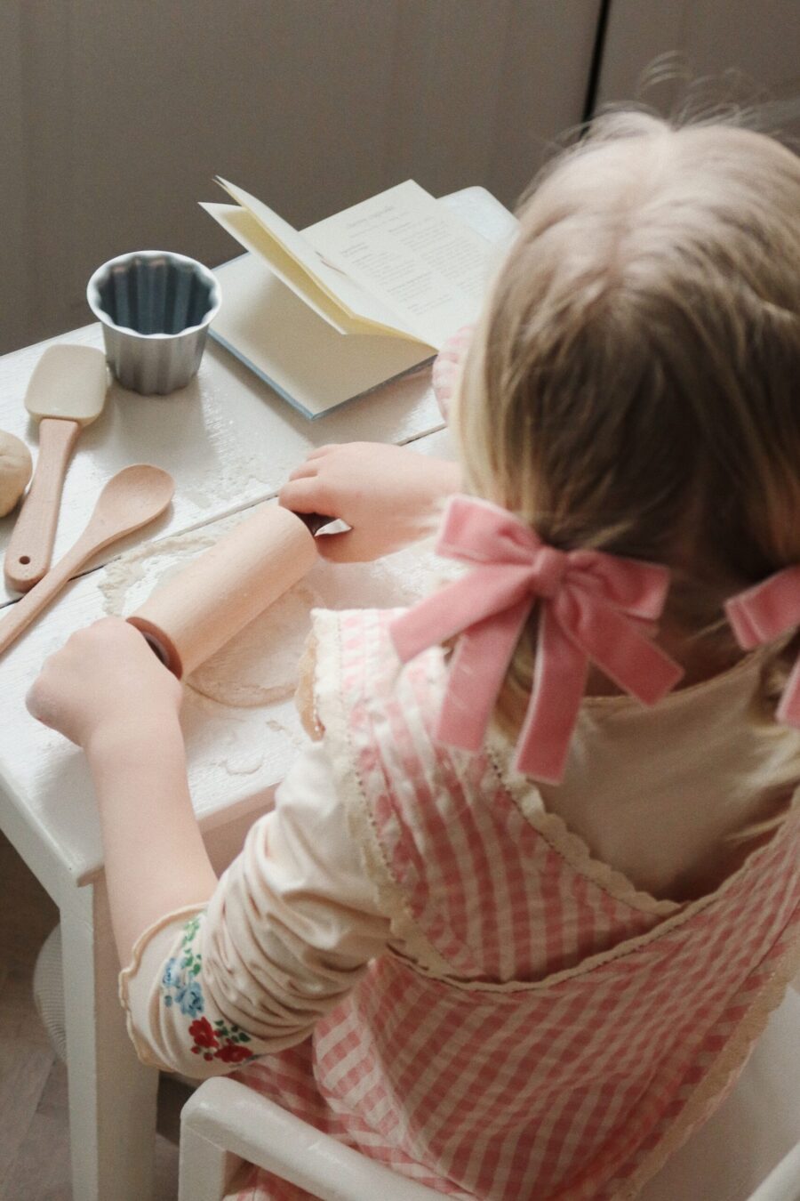 Konges Slojs Zestaw Małego Kucharza Apron Frill Cherry Check - obrazek 4