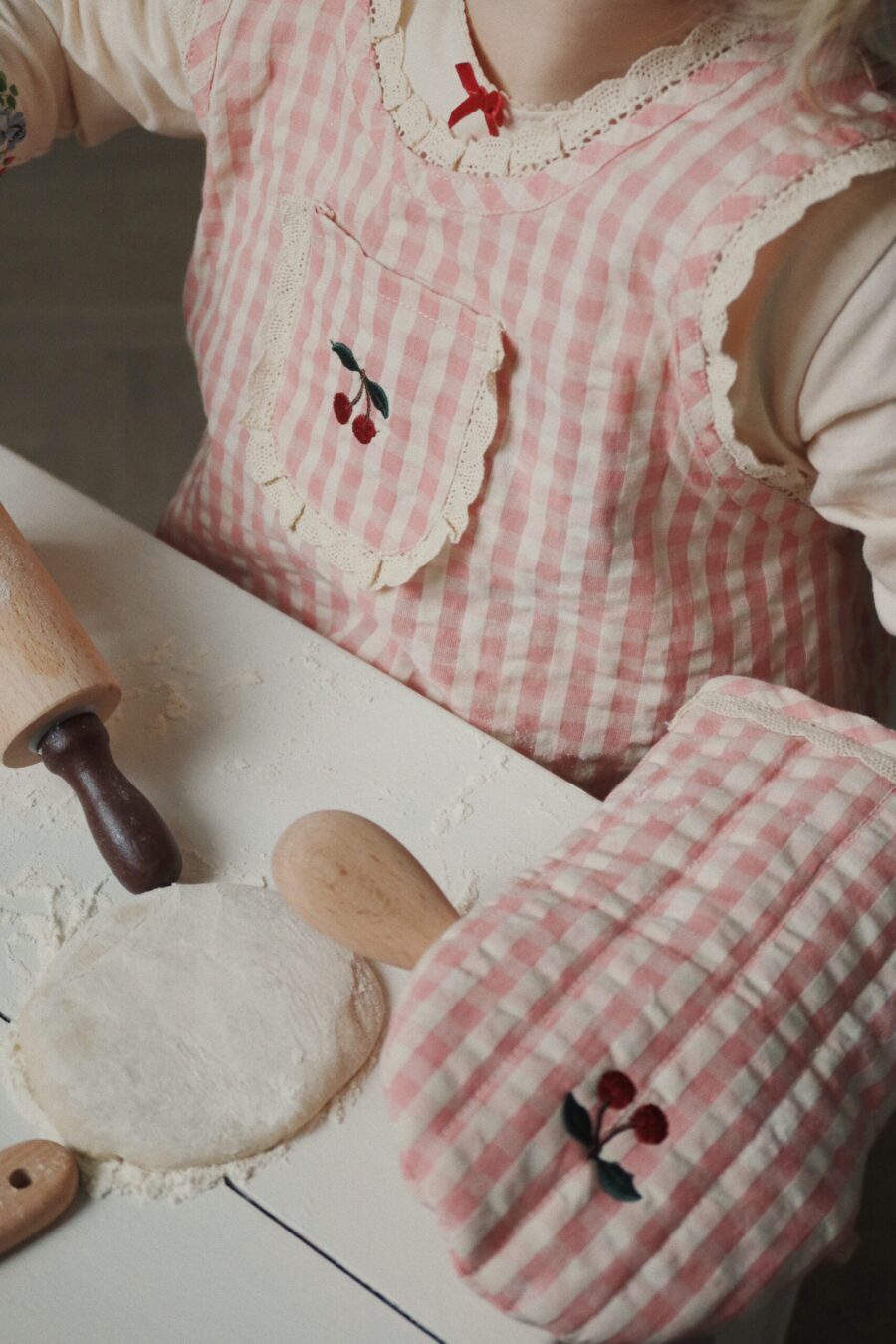 Konges Slojs Zestaw Małego Kucharza Apron Frill Cherry Check - obrazek 3