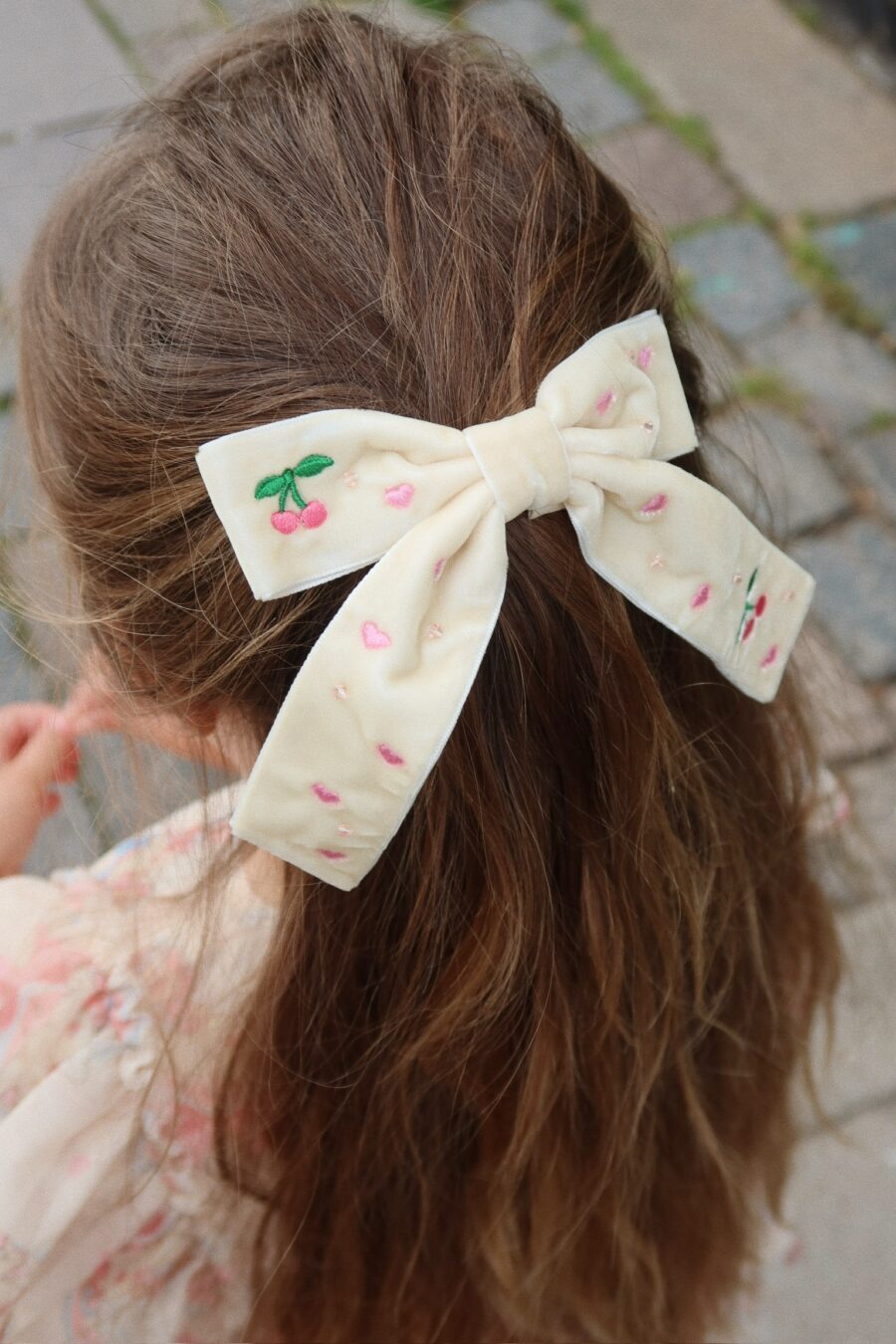 Konges Slojd Spinka Do Włosów Velvet Bow Pearly Pearled Ivory - obrazek 7