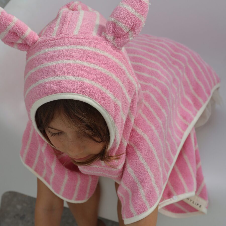 Sunnylife Dziecięcy ręcznik z kapturem Cotton Candy Pink Stripe - obrazek 4