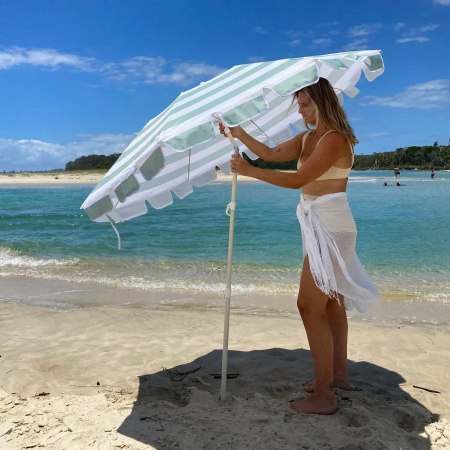 Sunnylife Kompaktowy parasol plażowy La Palma Sage Stripe - obrazek 2