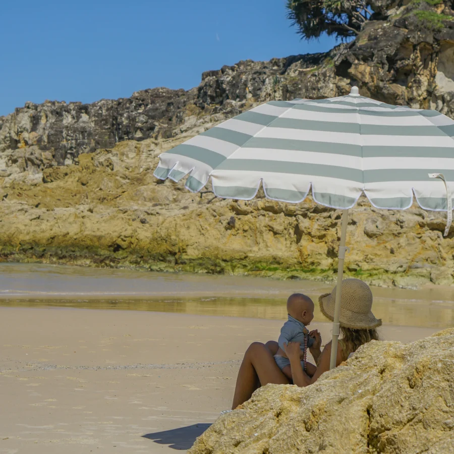 Sunnylife Kompaktowy parasol plażowy La Palma Sage Stripe - obrazek 4