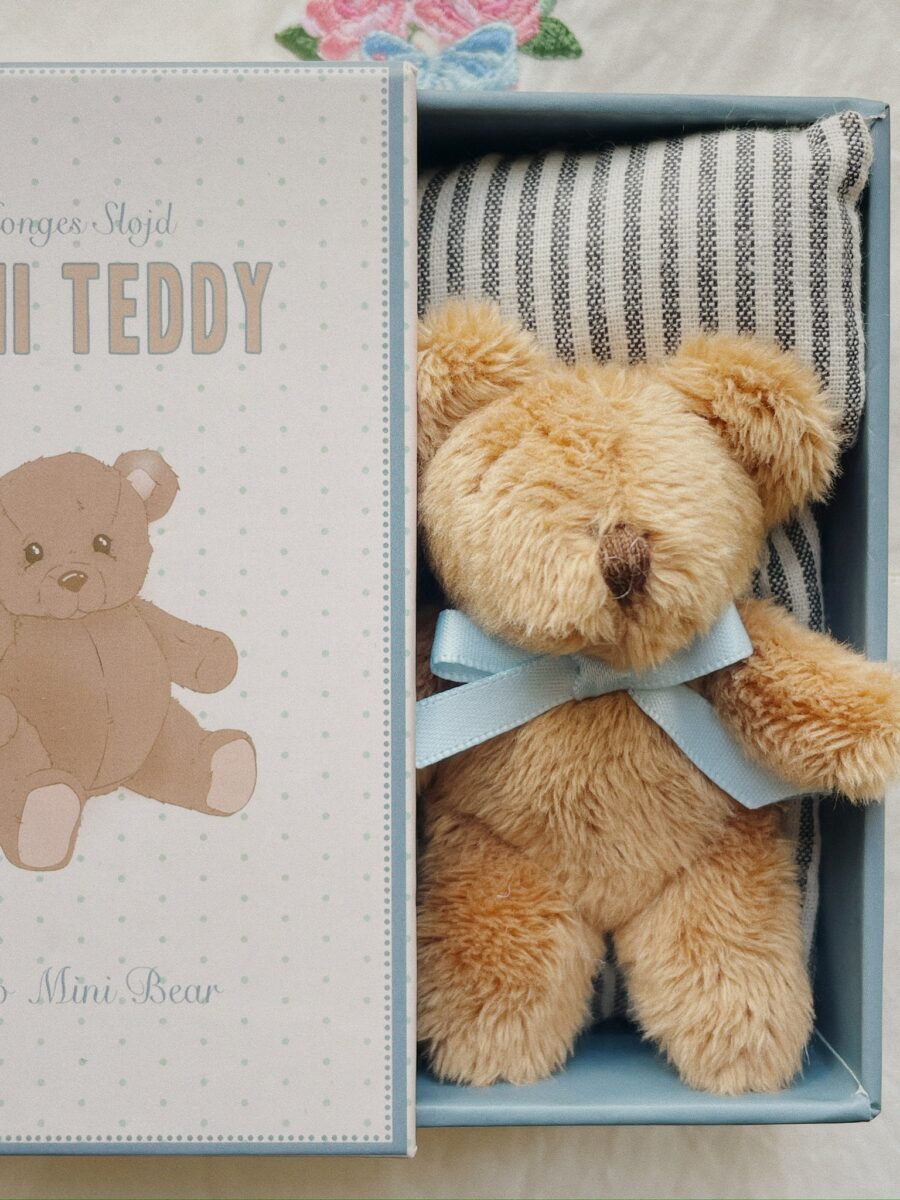 Konges Slojd Mini Miś W Pudełku Tiny Teddy Multi - obrazek 14
