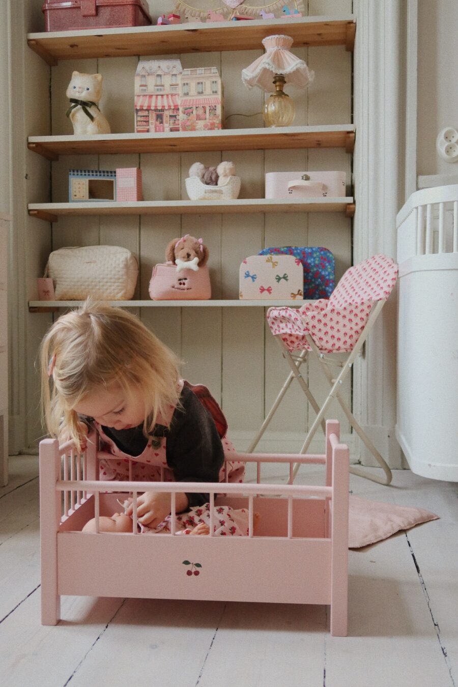 Konges Slojd Drewniane Łóżeczko Dla Lalki FSC Pink - obrazek 10