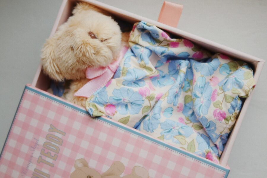 Konges Slojd Mini Miś W Pudełku Tiny Teddy Multi - obrazek 7