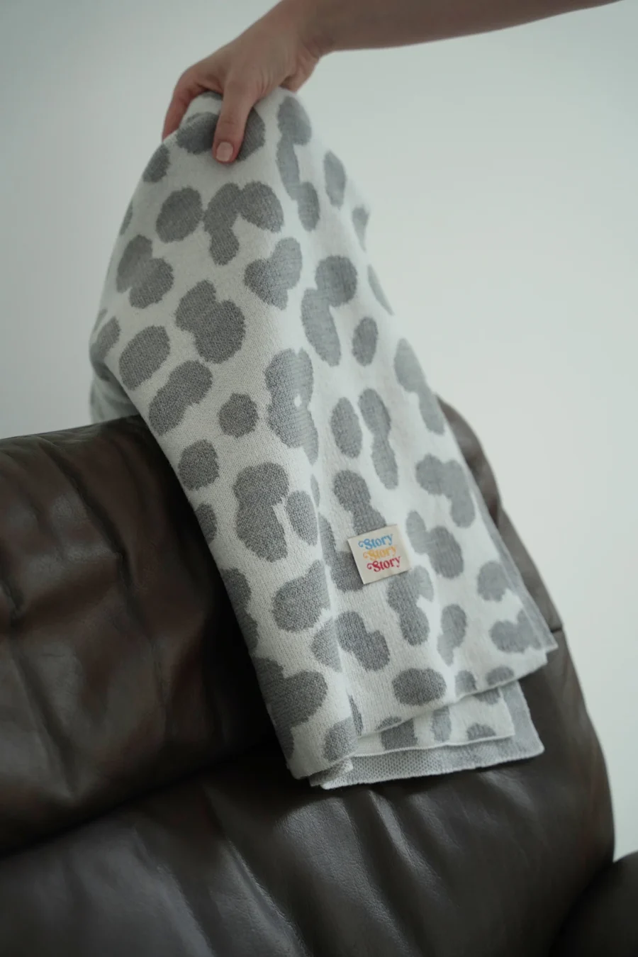 The Story Makers Kocyk z wełny merino Dotty baby - obrazek 4