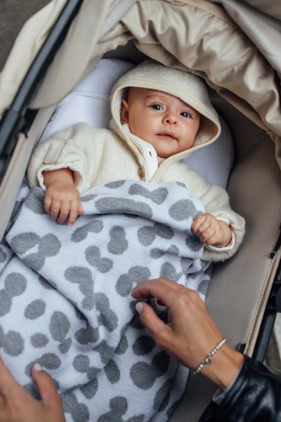 The Story Makers Kocyk z wełny merino Dotty baby