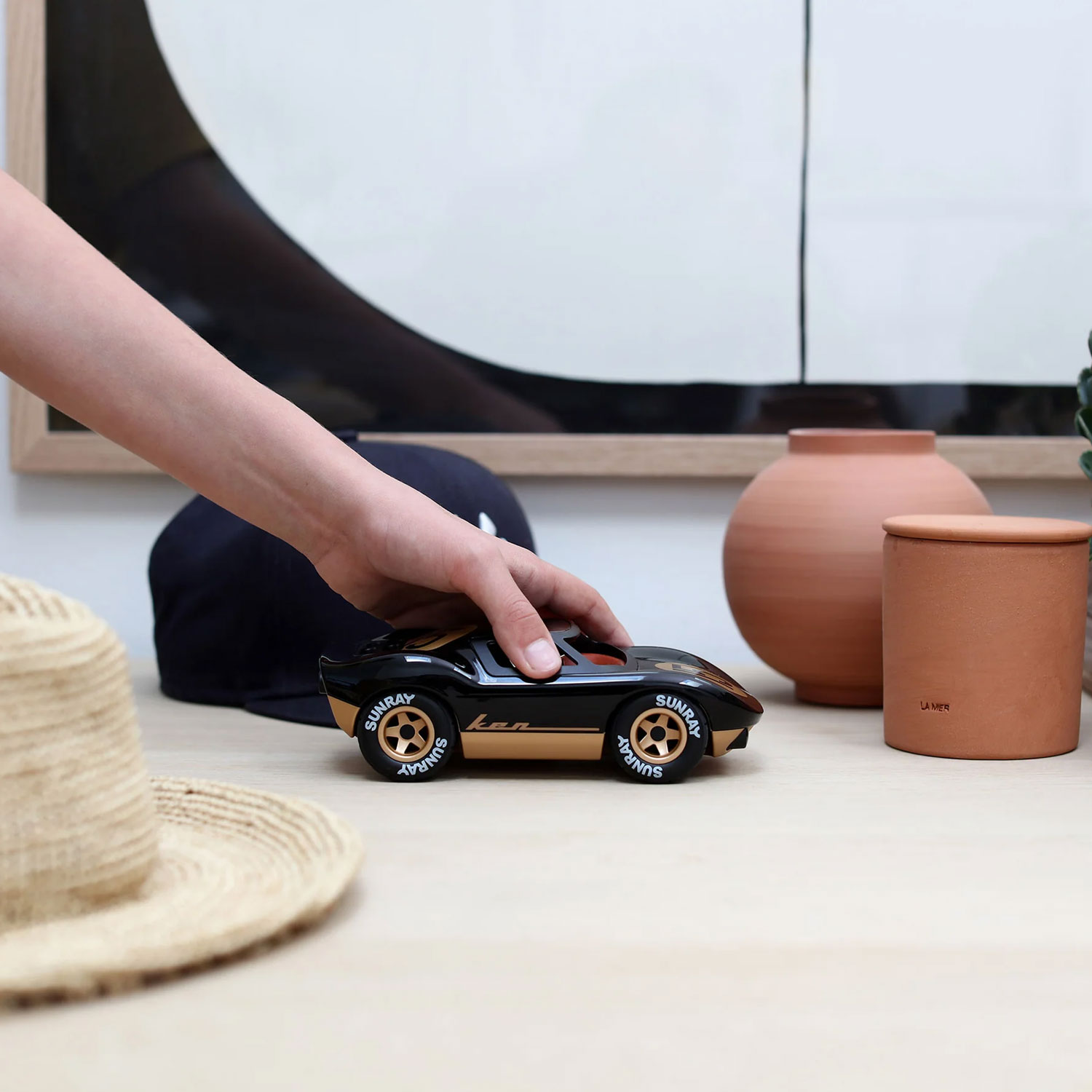 Playforever Ken Cave – elegancki retro samochód wyścigowy (czarny / złote detale) - obrazek 7