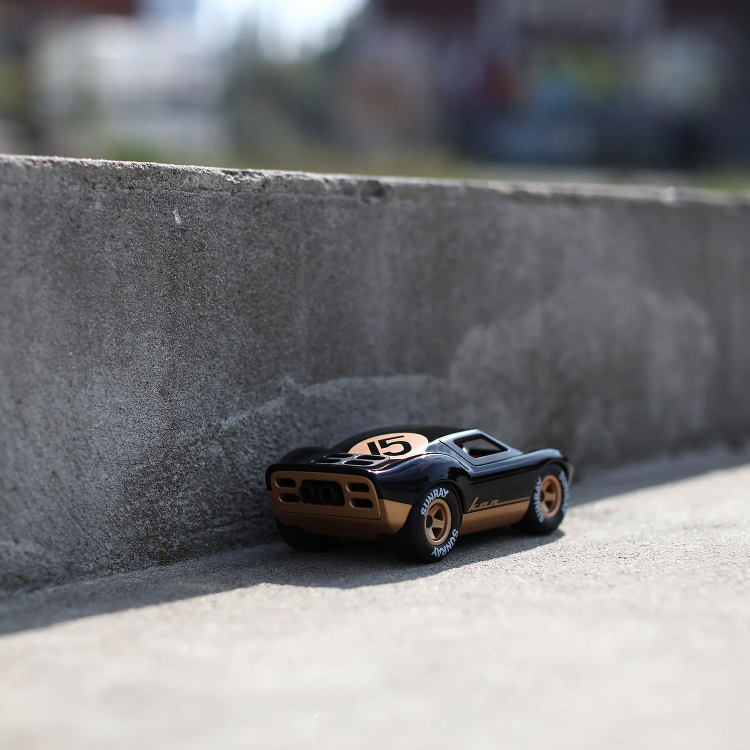 Playforever Ken Cave – elegancki retro samochód wyścigowy (czarny / złote detale) - obrazek 6