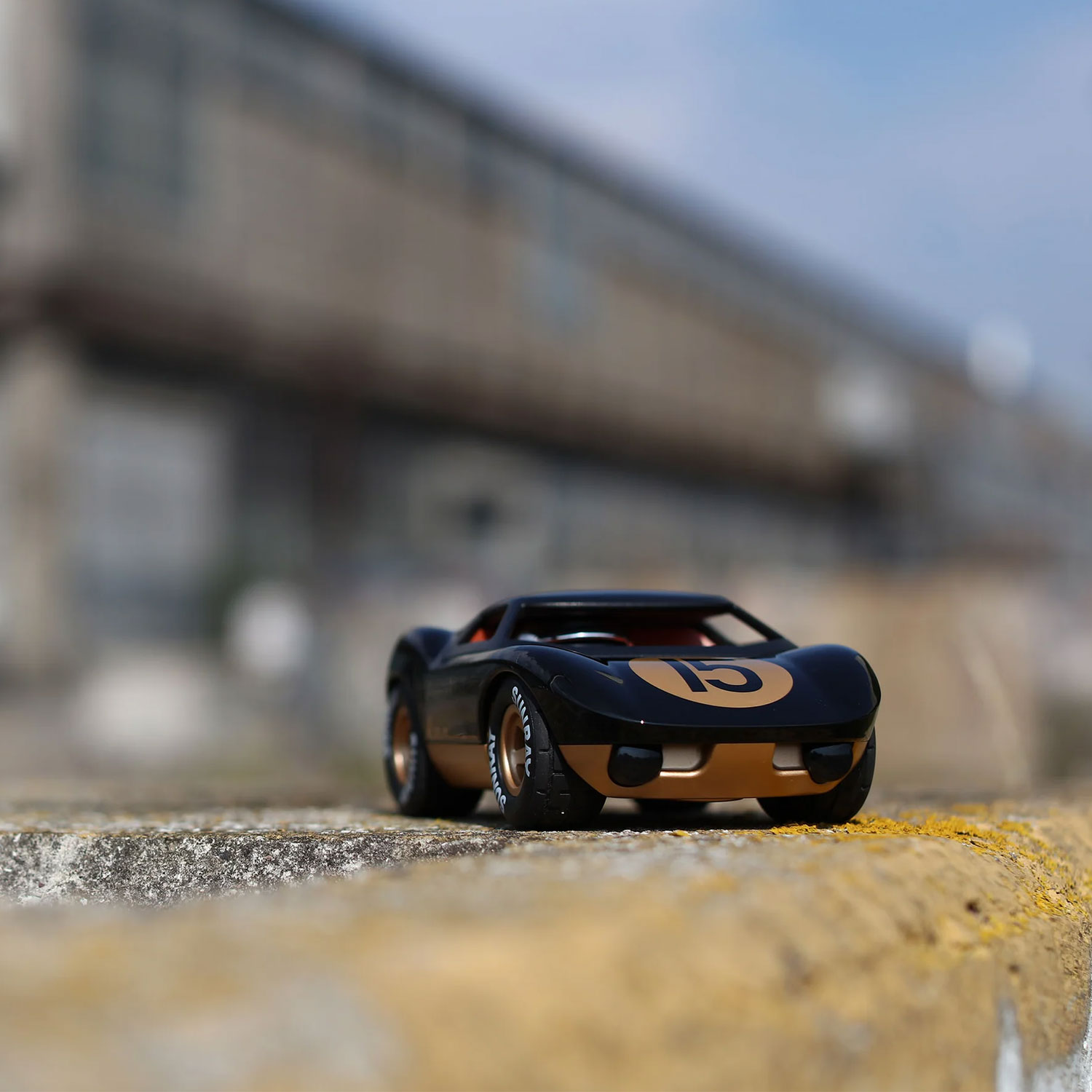 Playforever Ken Cave – elegancki retro samochód wyścigowy (czarny / złote detale) - obrazek 4