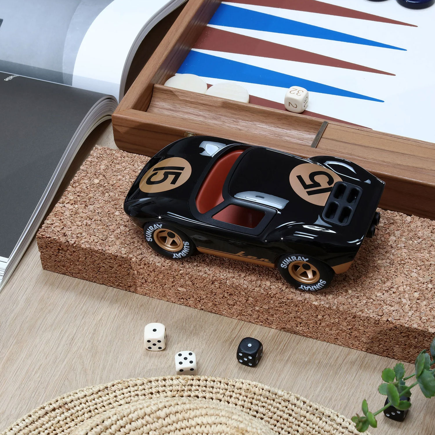 Playforever Ken Cave – elegancki retro samochód wyścigowy (czarny / złote detale) - obrazek 3