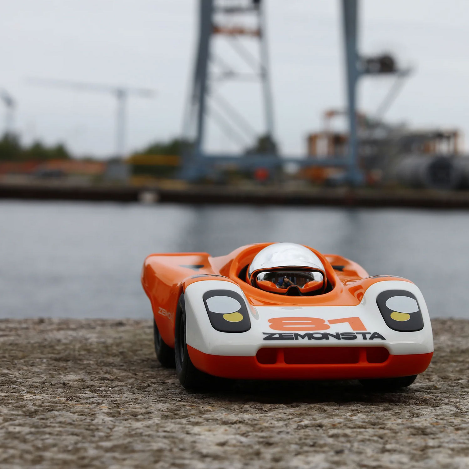 Playforever Zemonsta Egon – kolekcjonerskie autko-zabawka inspirowane Porsche 917 (pomarańczowe) - obrazek 9