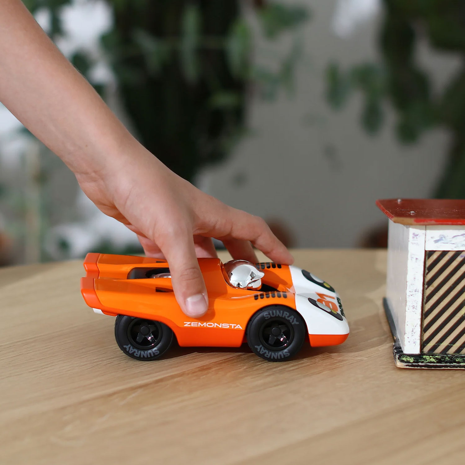 Playforever Zemonsta Egon – kolekcjonerskie autko-zabawka inspirowane Porsche 917 (pomarańczowe) - obrazek 8