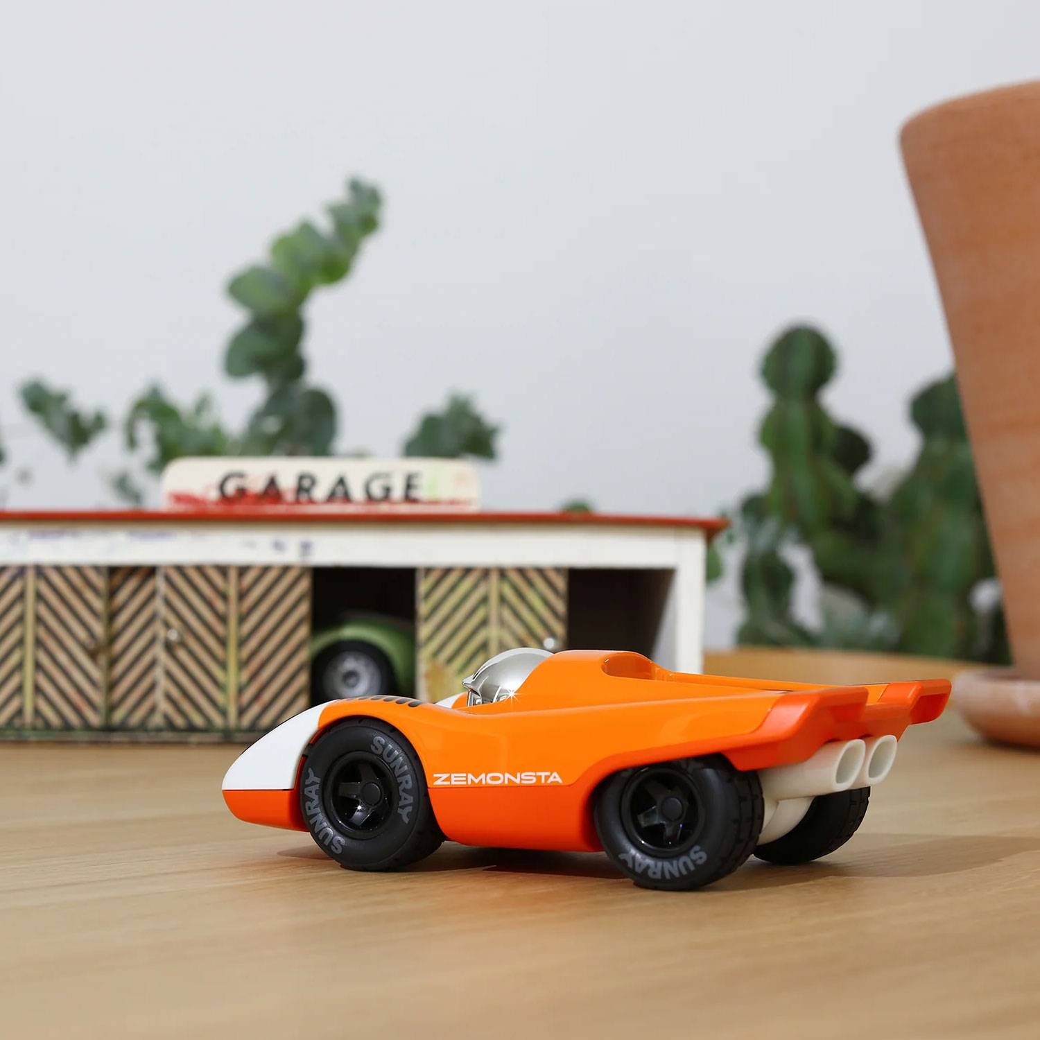 Playforever Zemonsta Egon – kolekcjonerskie autko-zabawka inspirowane Porsche 917 (pomarańczowe) - obrazek 7