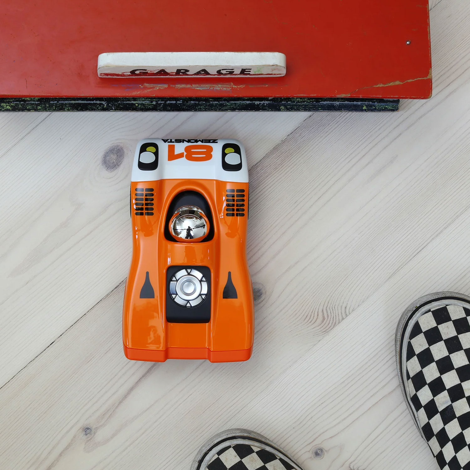 Playforever Zemonsta Egon – kolekcjonerskie autko-zabawka inspirowane Porsche 917 (pomarańczowe) - obrazek 6