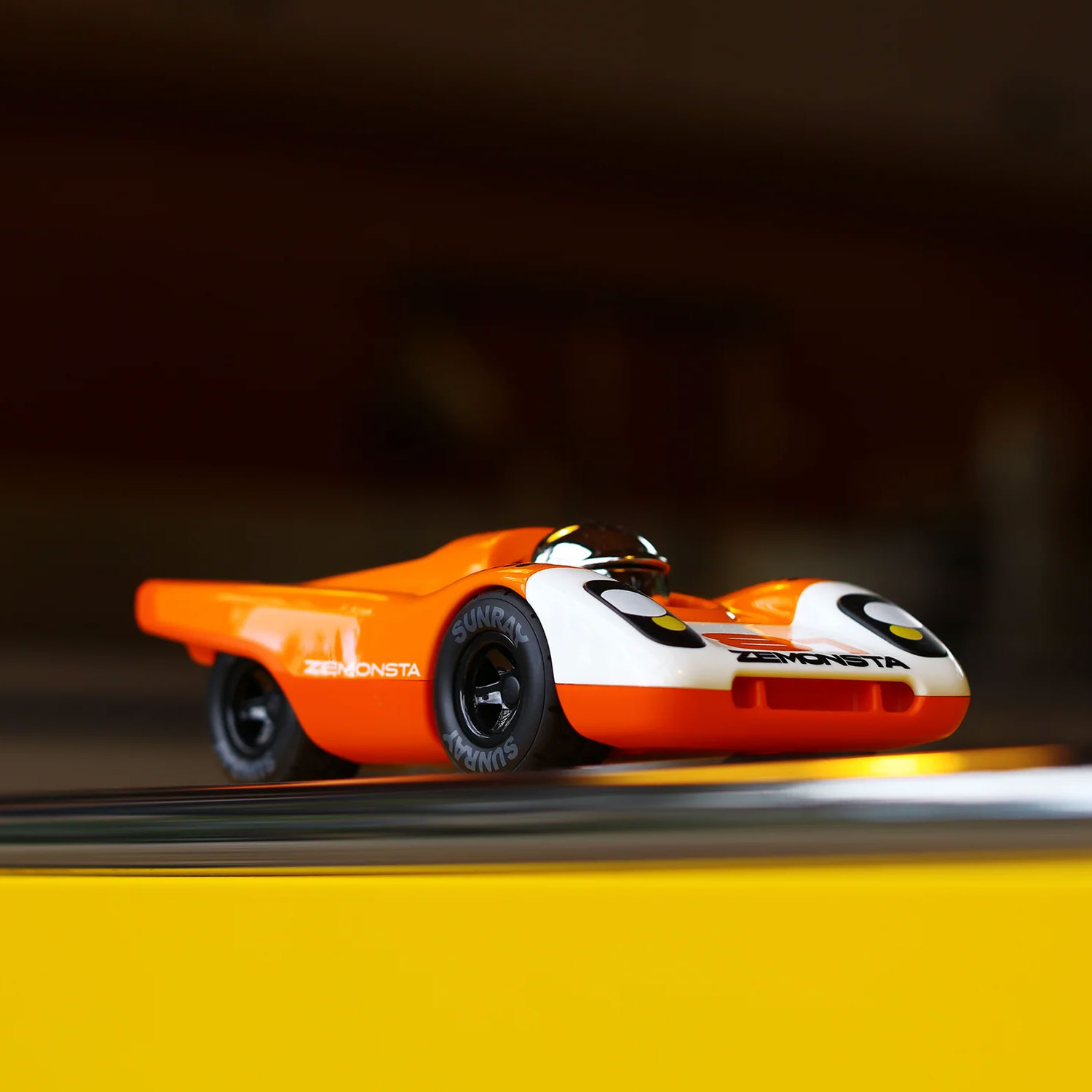 Playforever Zemonsta Egon – kolekcjonerskie autko-zabawka inspirowane Porsche 917 (pomarańczowe) - obrazek 5