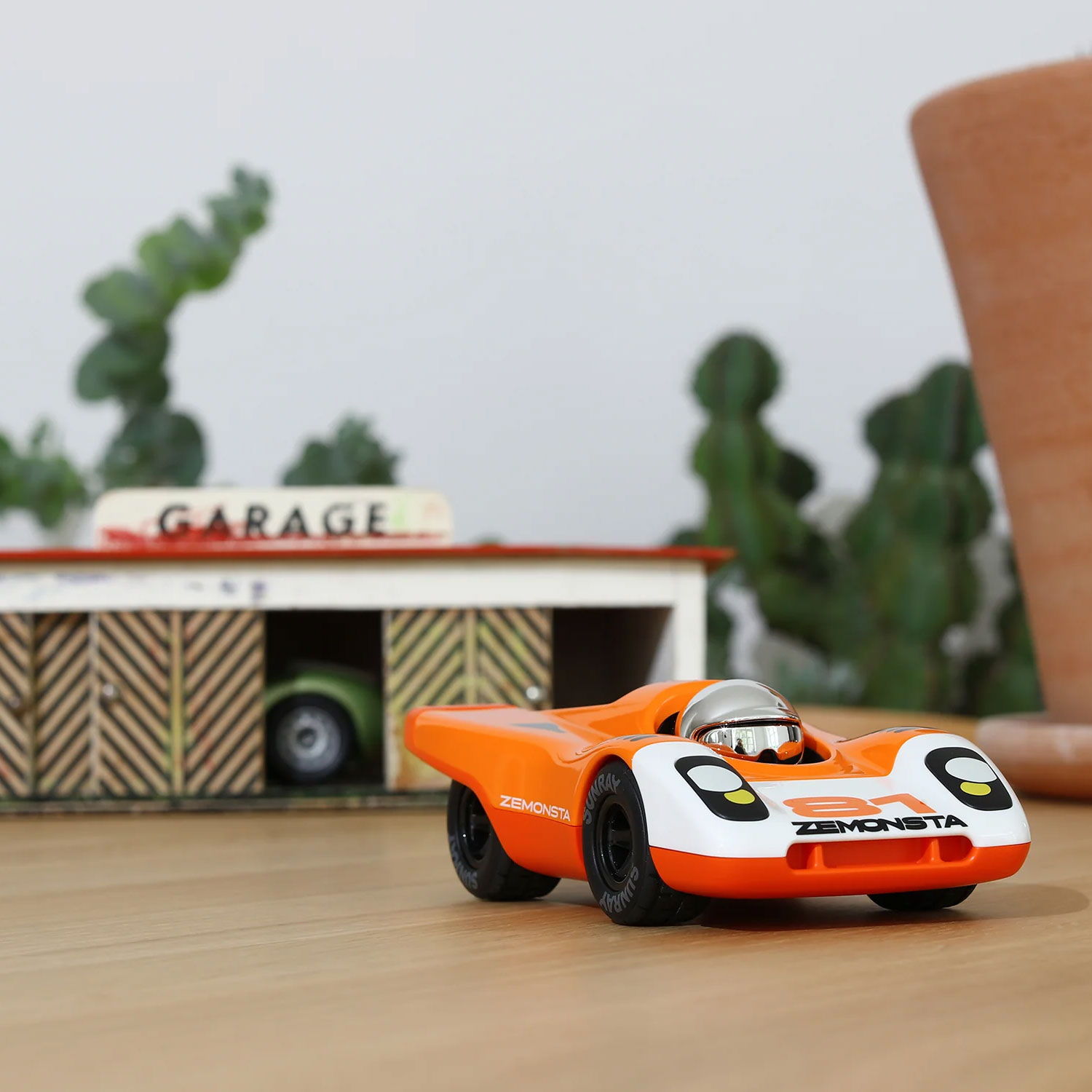 Playforever Zemonsta Egon – kolekcjonerskie autko-zabawka inspirowane Porsche 917 (pomarańczowe) - obrazek 4