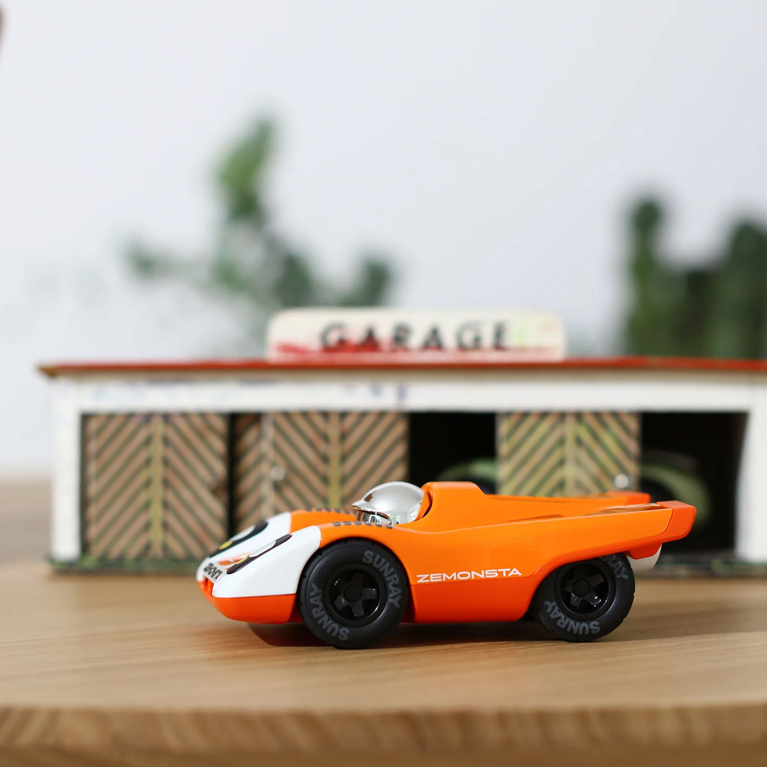 Playforever Zemonsta Egon – kolekcjonerskie autko-zabawka inspirowane Porsche 917 (pomarańczowe) - obrazek 3