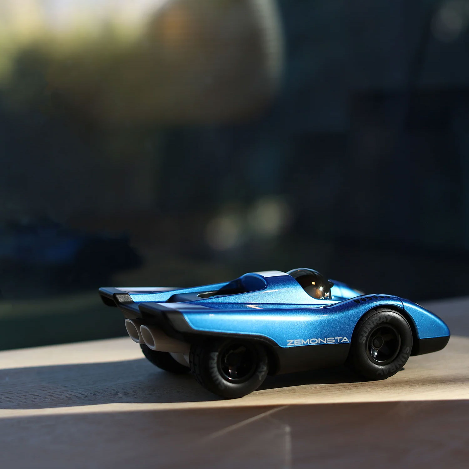 Playforever Zemonsta Hans – kolekcjonerskie auta-zabawka inspirowane legendarną Porsche 917 (metaliczny błękit) - obrazek 8