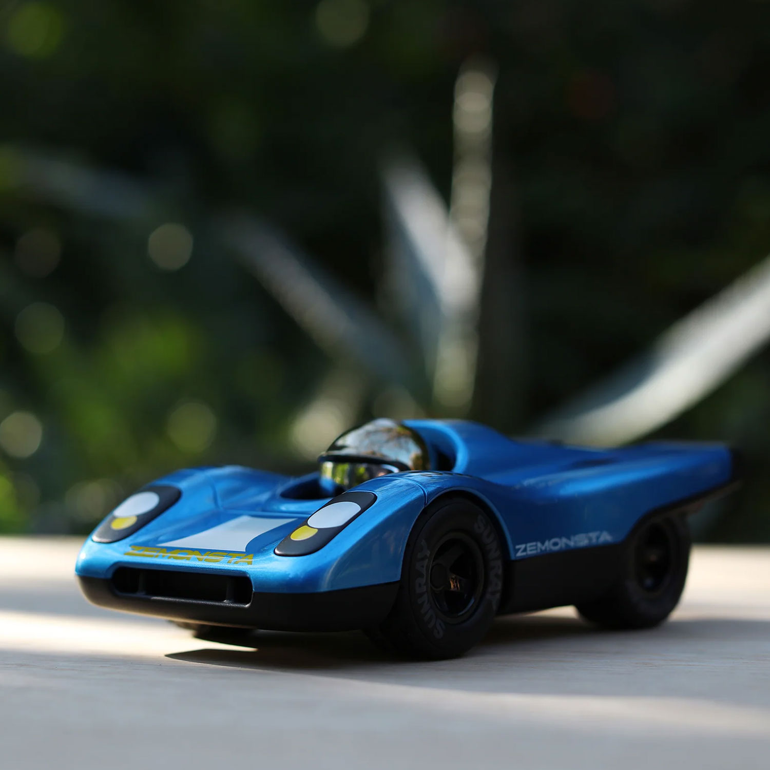 Playforever Zemonsta Hans – kolekcjonerskie auta-zabawka inspirowane legendarną Porsche 917 (metaliczny błękit) - obrazek 4