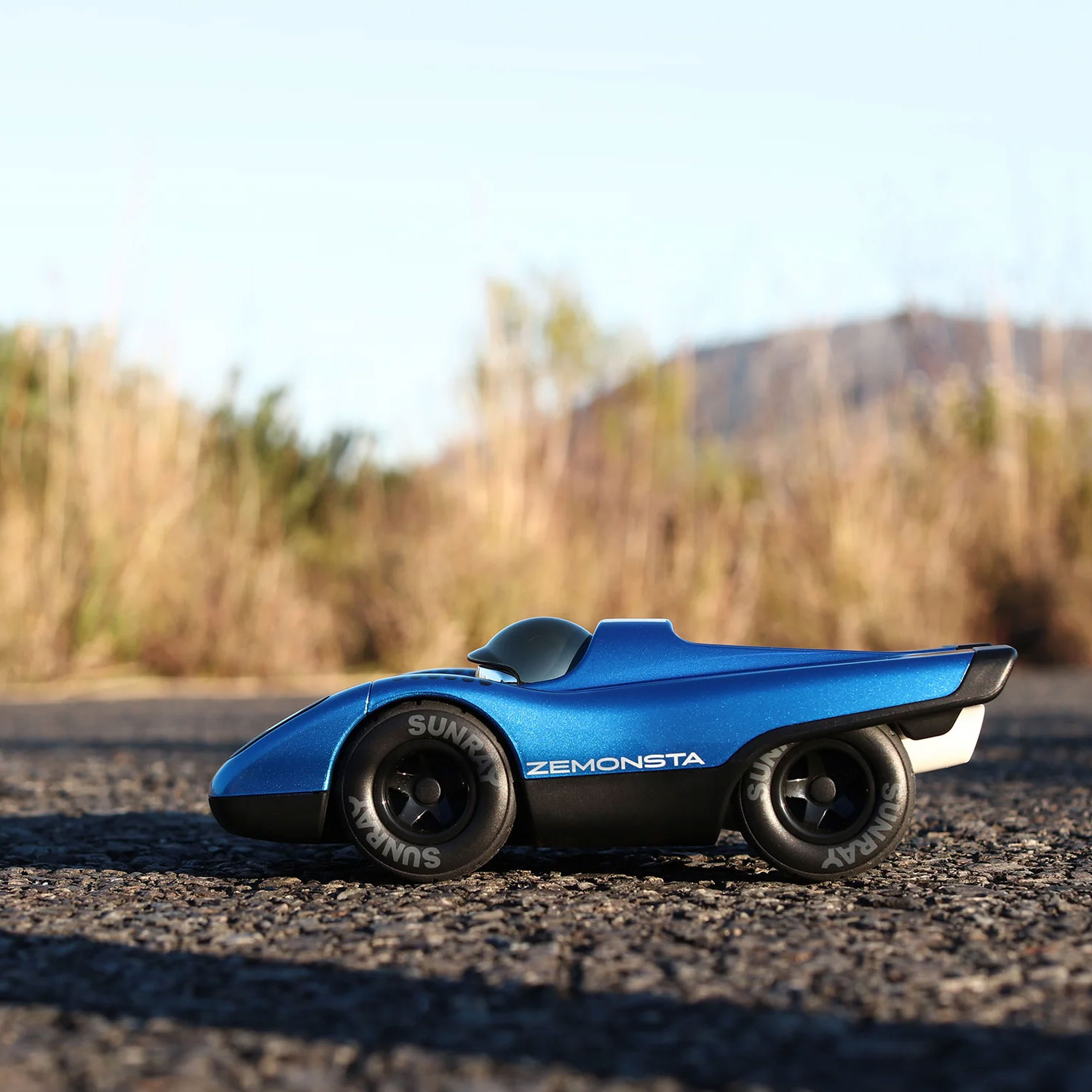 Playforever Zemonsta Hans – kolekcjonerskie auta-zabawka inspirowane legendarną Porsche 917 (metaliczny błękit) - obrazek 3