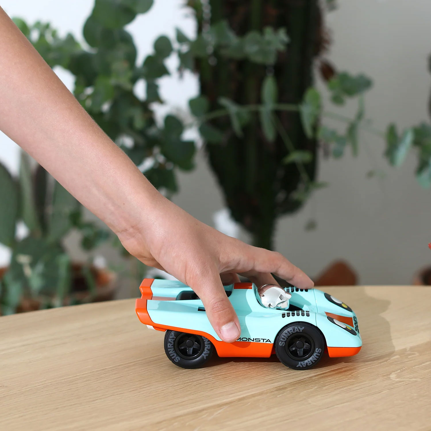 Playforever Zemonsta Klaus – kolekcjonerskie auto‑zabawka inspirowane klasyką Porsche 917 (blue/orange) - obrazek 7