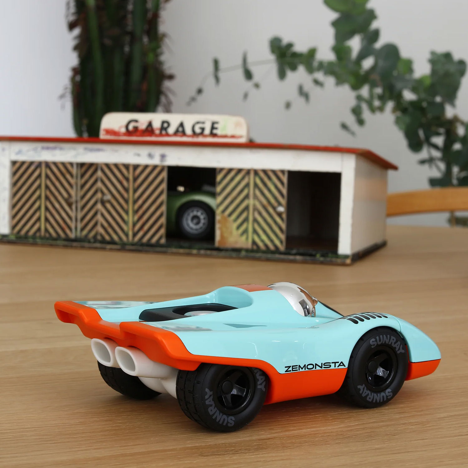 Playforever Zemonsta Klaus – kolekcjonerskie auto‑zabawka inspirowane klasyką Porsche 917 (blue/orange) - obrazek 5