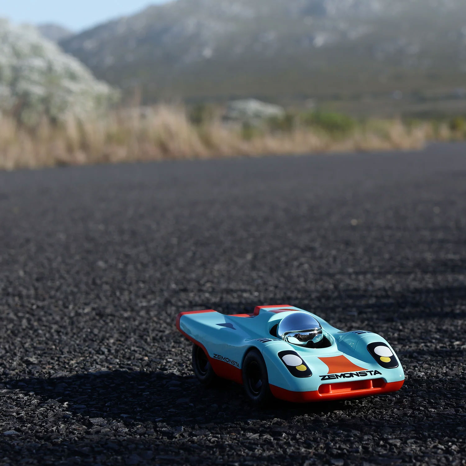 Playforever Zemonsta Klaus – kolekcjonerskie auto‑zabawka inspirowane klasyką Porsche 917 (blue/orange) - obrazek 4
