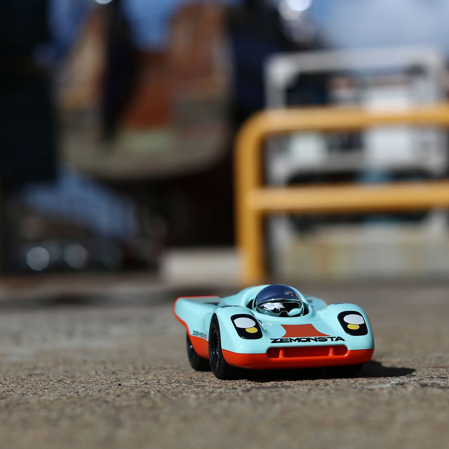 Playforever Zemonsta Klaus – kolekcjonerskie auto‑zabawka inspirowane klasyką Porsche 917 (blue/orange) - obrazek 3