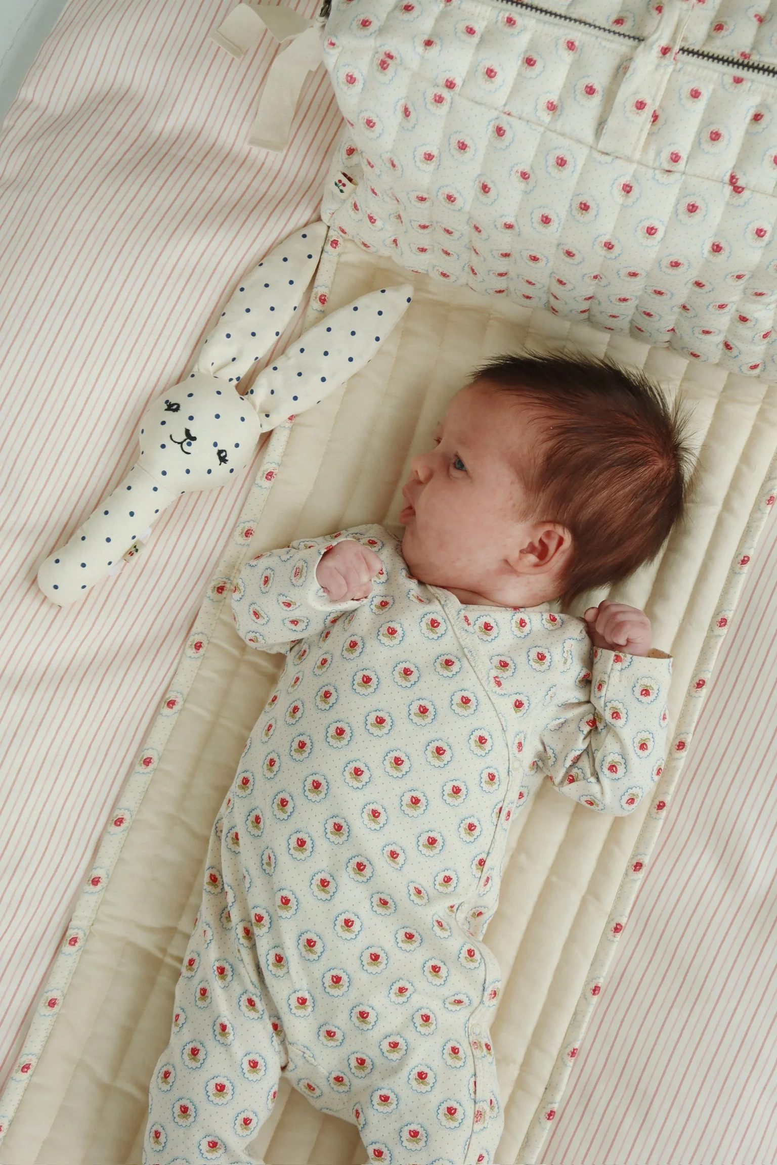 Konges Slojd Grzechotka Króliczek Bunny Rattle Estate Dot - obrazek 2