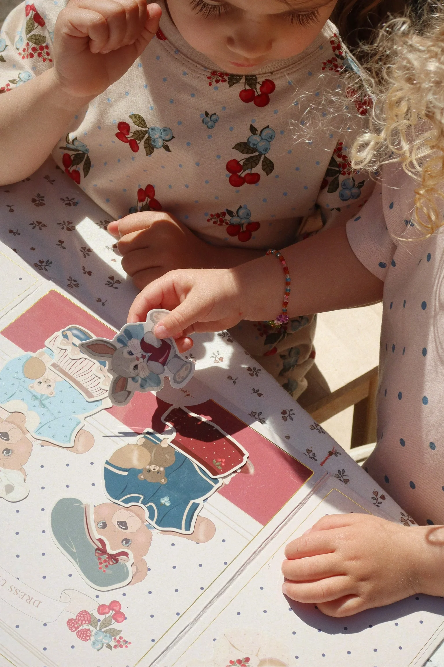 Konges Slojd Magiczna Książeczka z Naklejkami Multi - obrazek 2