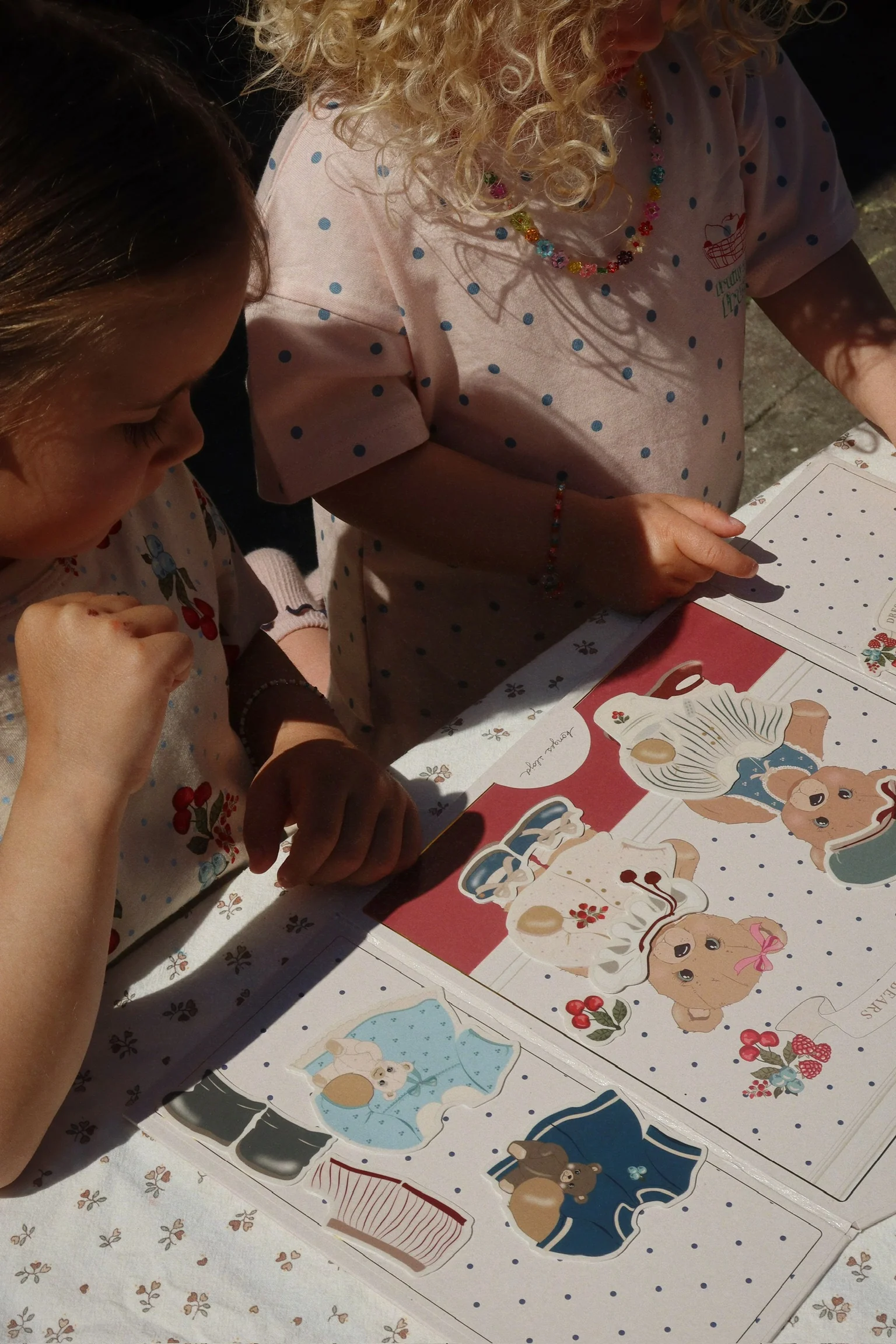 Konges Slojd Magiczna Książeczka z Naklejkami Multi - obrazek 3