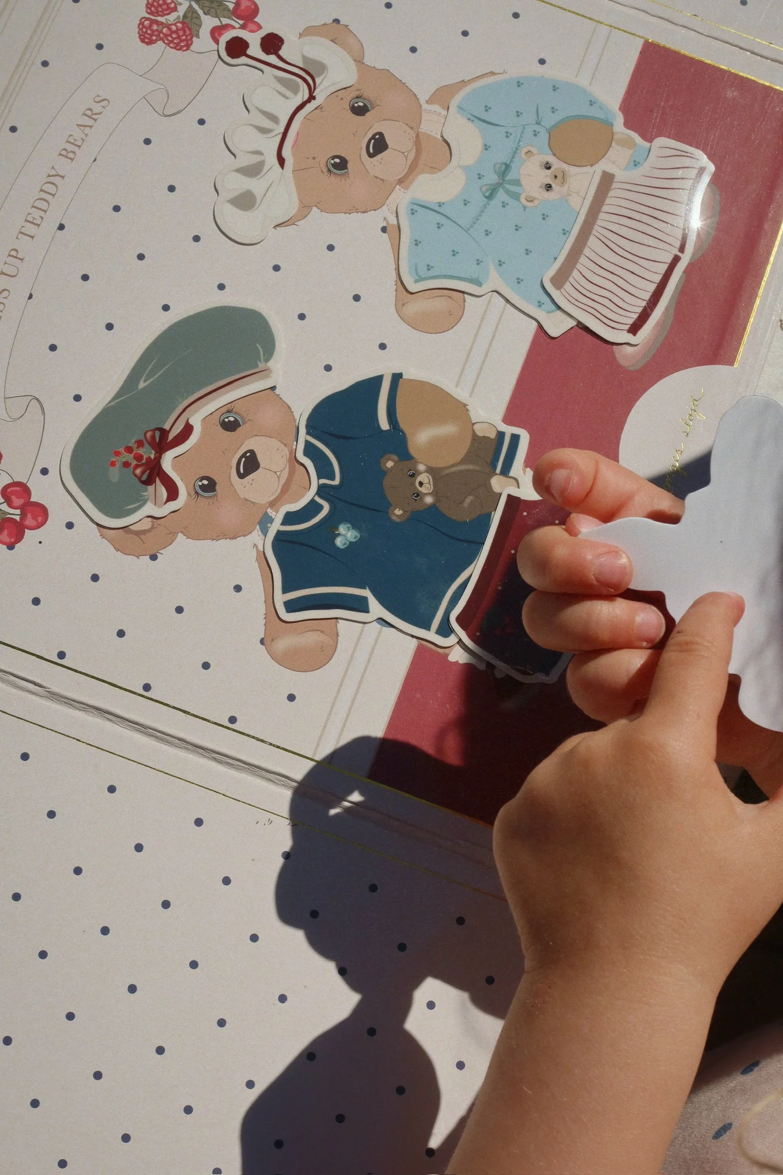 Konges Slojd Magiczna Książeczka z Naklejkami Multi - obrazek 4