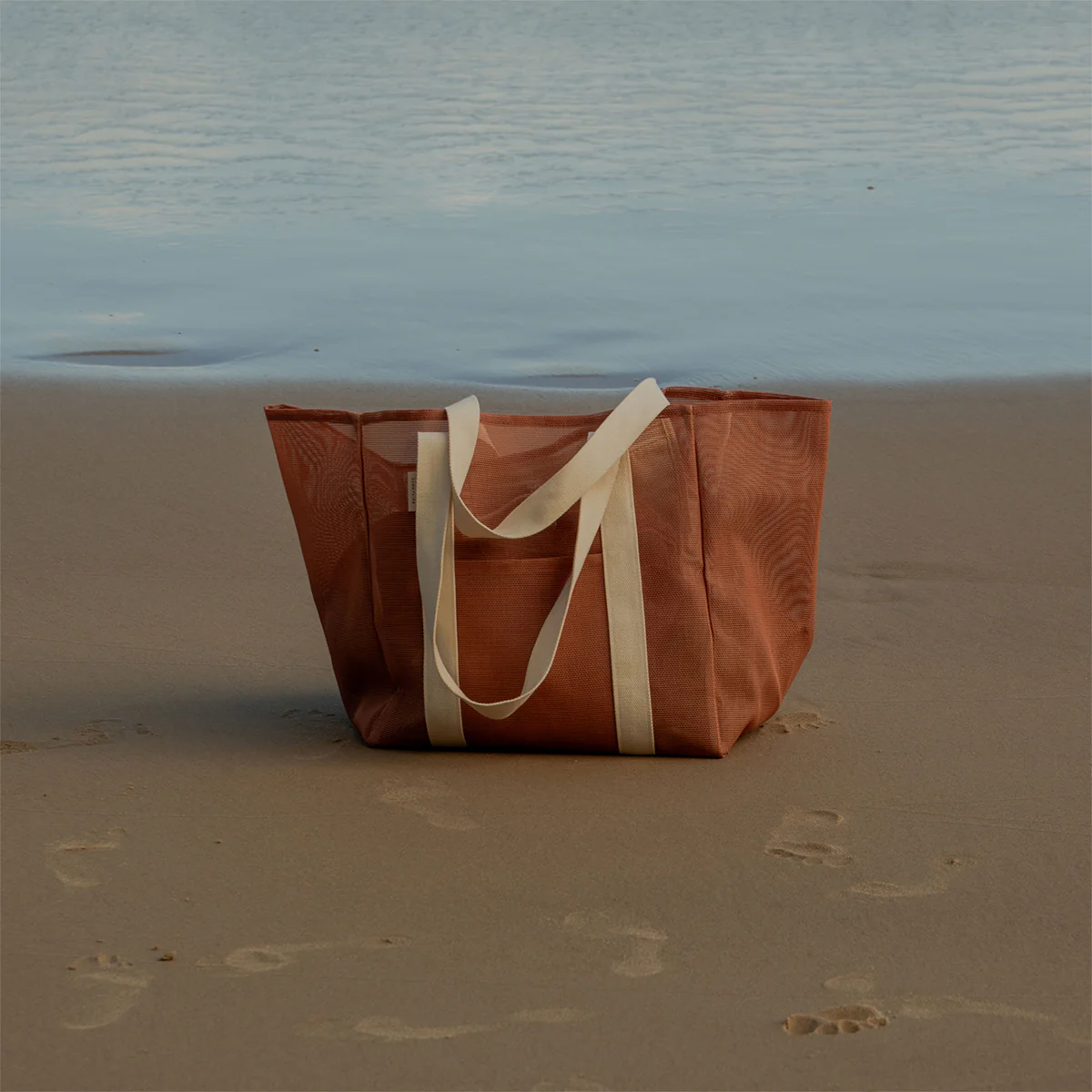 Sunnylife Plażowa torba z siatki – Tierra - obrazek 3