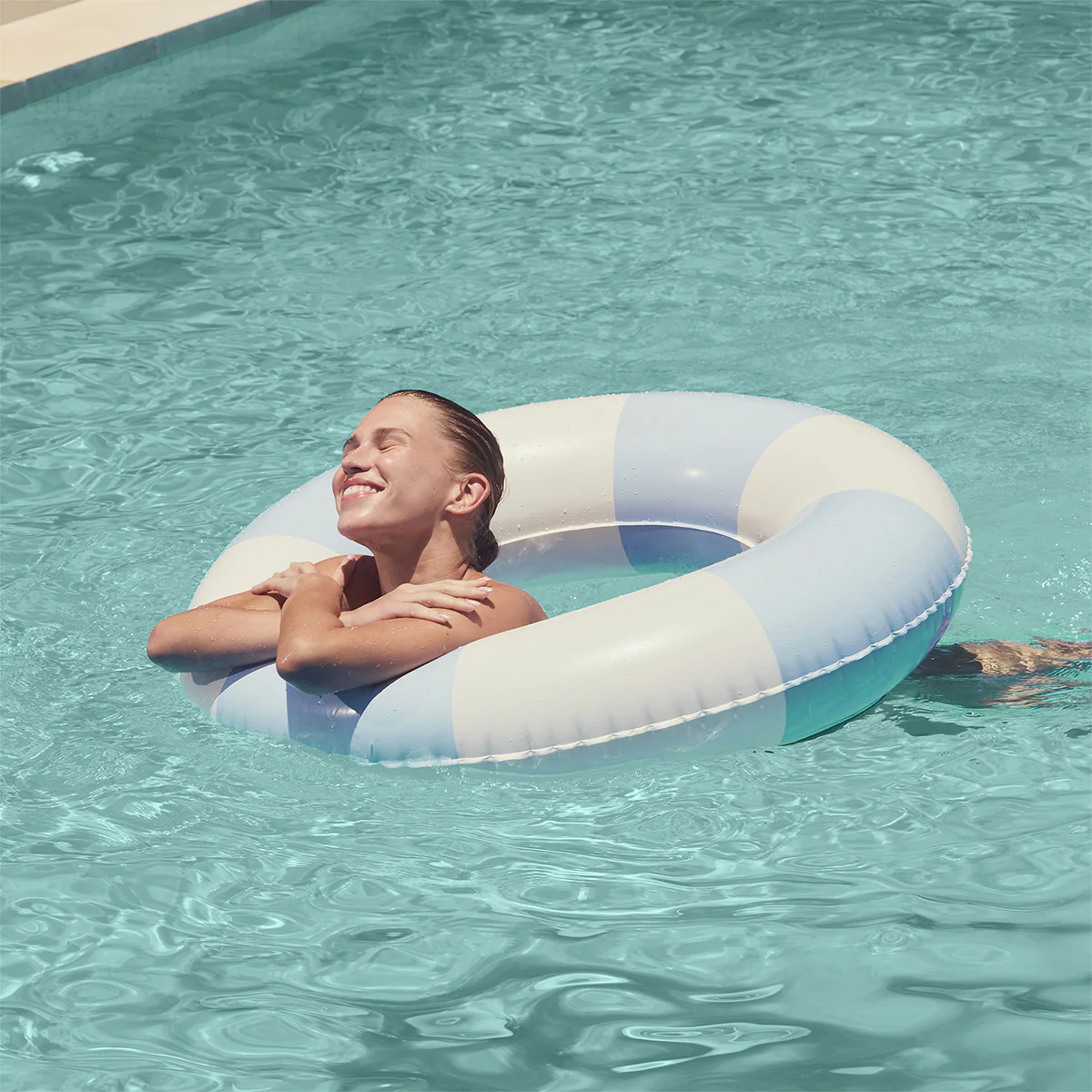 Sunnylife Koło do pływania – La Mer Med Blue - obrazek 7