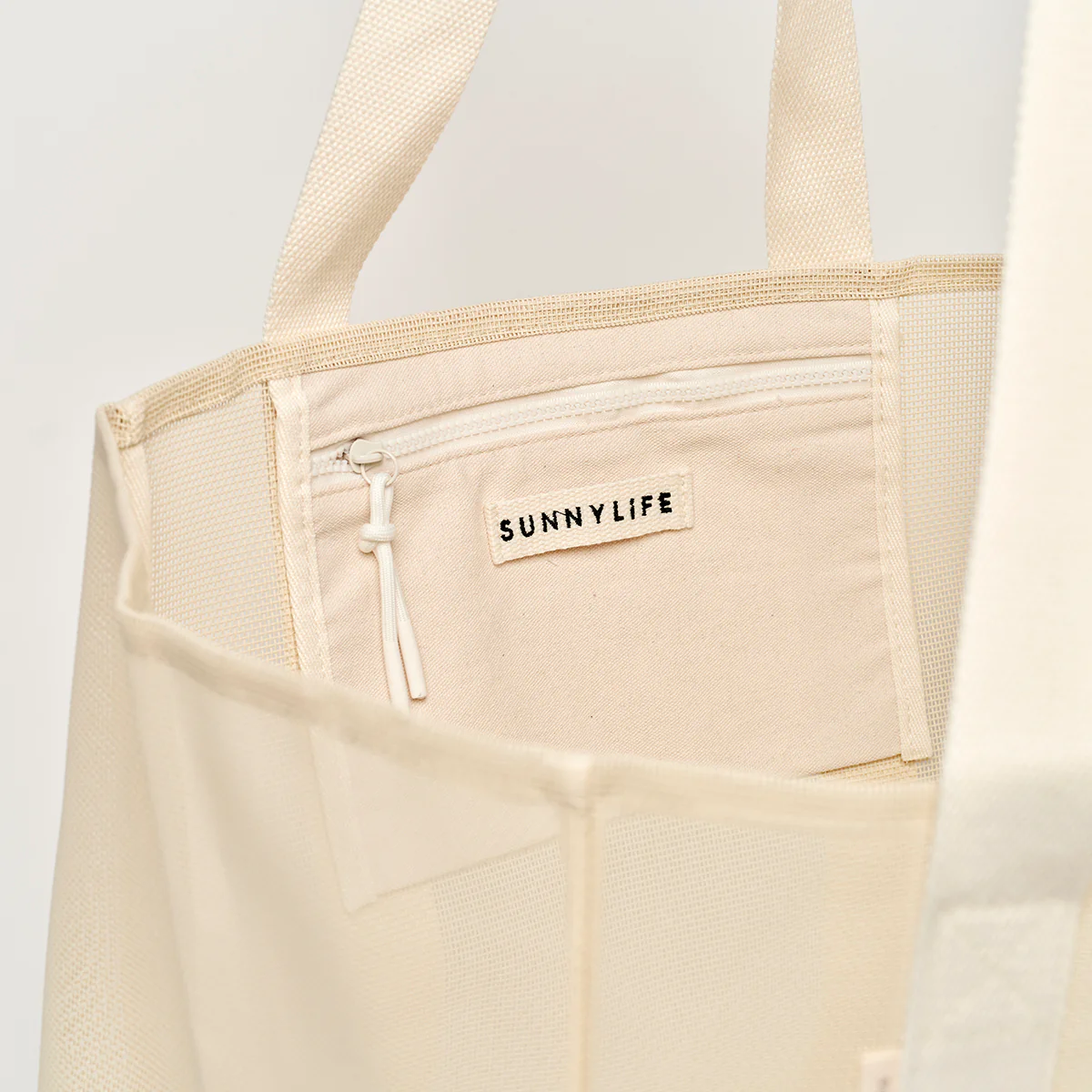 Sunnylife Plażowa torba z siatki – Oyster - obrazek 5